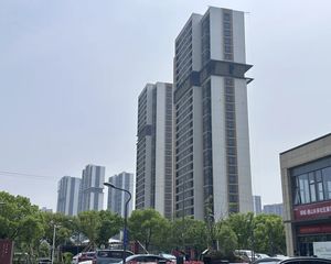 通山郡一区,朝南次新房,精装修,三室两厅带车位