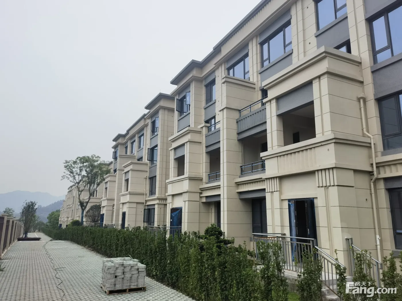 项目对面就是六号线刘家坪轻轨站【麓宸】大横厅,餐