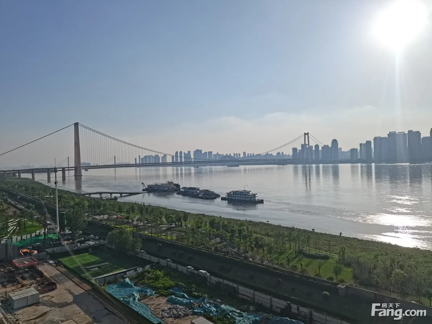 国铁印江澜,就在鹦鹉洲长江大桥桥头附近,临近武昌湾,武昌八铺街江滩