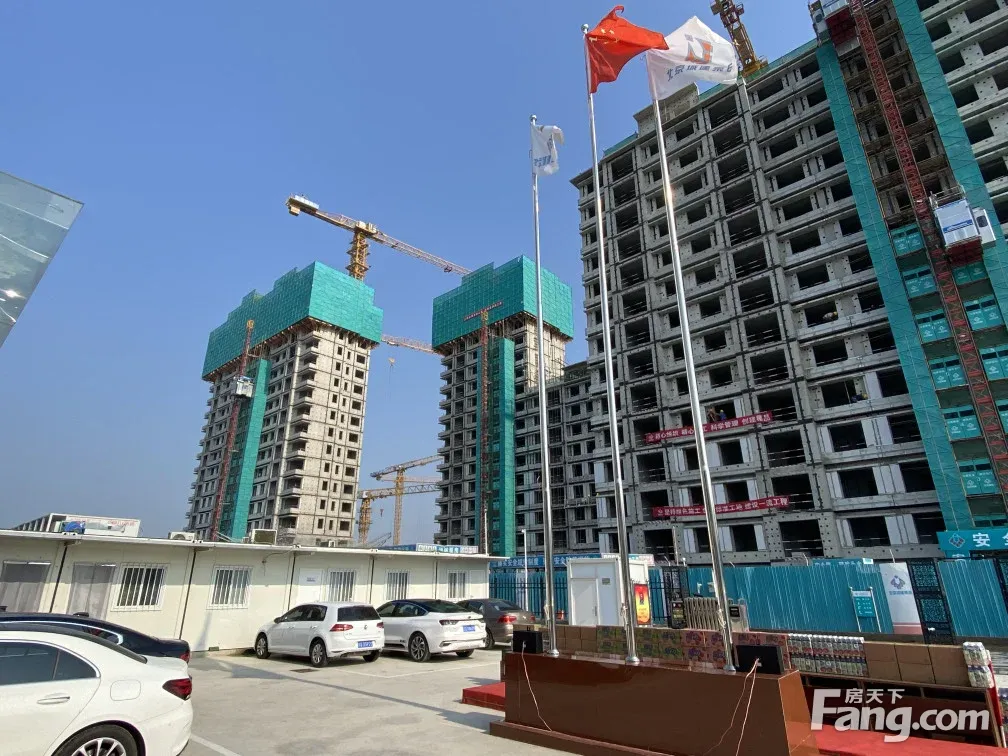 >楼盘资讯>正文>工地施工现场,8栋住宅楼已经封顶#北京城建龙樾天元