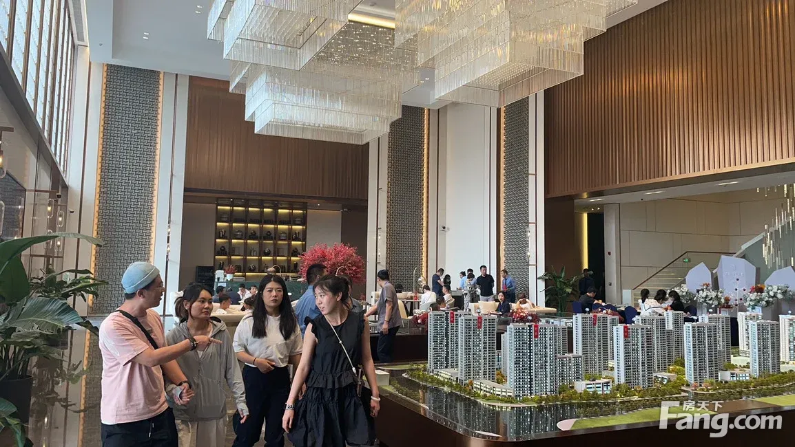 小编今天给您分享一条纯干货,置业顾问从金地阅千峯售楼处现场发来的