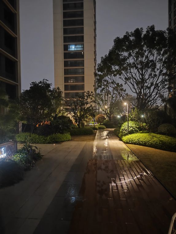 晚上雨天小区绿化景观别一种美景。