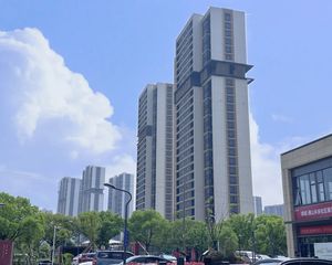 此房精装修,四室二厅二卫,位置佳,楼层好